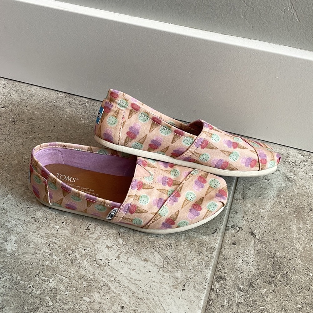 Women’s Ice Cream Toms Size 5.5